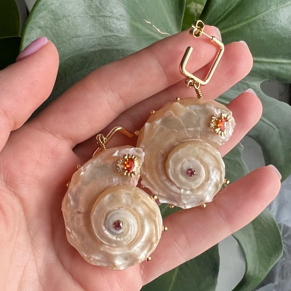 NWT| Natural Shell Earrings with rhinestone| Hoop Earrings
A1 - Picture 6 of 7